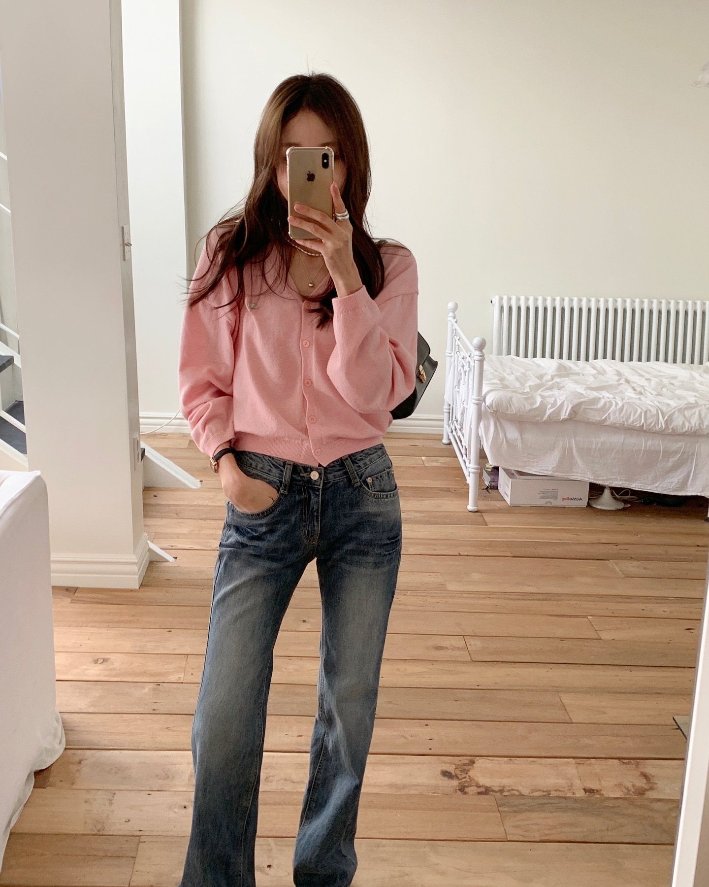 Cách mix áo cardigan sành điệu cho mọi hoàn cảnh trong mùa xuân 2026 - Ảnh 4. Cách mix áo cardigan sành điệu cho mọi hoàn cảnh trong mùa xuân 2026 - Ảnh 4.