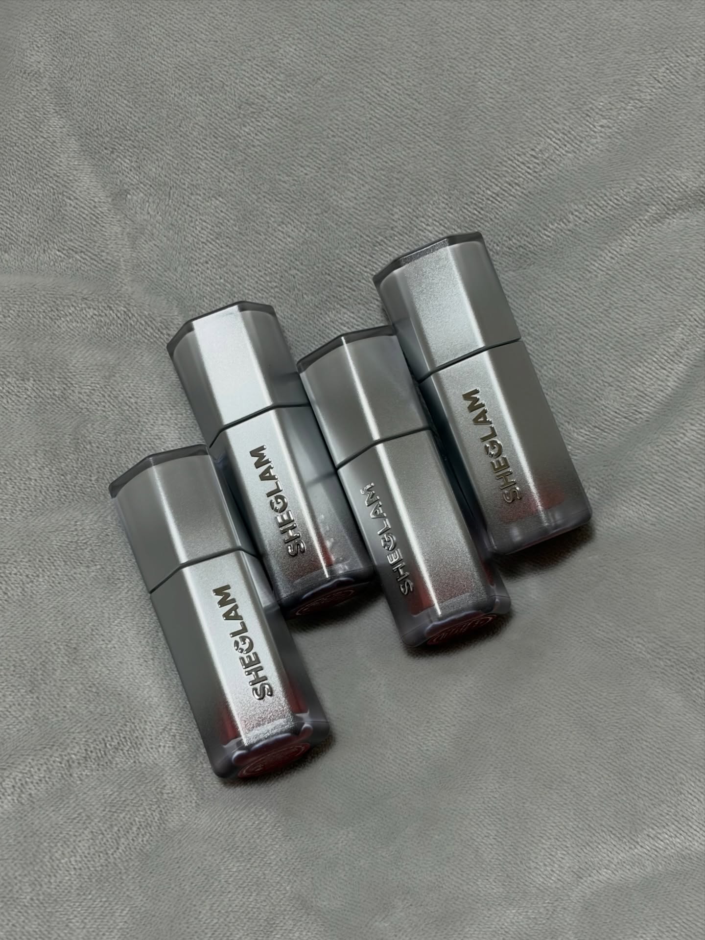 Thỏi son b&oacute;ng l&acirc;u tr&ocirc;i khiến MXH rần rần: M&agrave;u xinh, gi&aacute; chưa đến 150K v&agrave; si&ecirc;u nhiều ưu điểm để bạn th&iacute;ch - Ảnh 4.