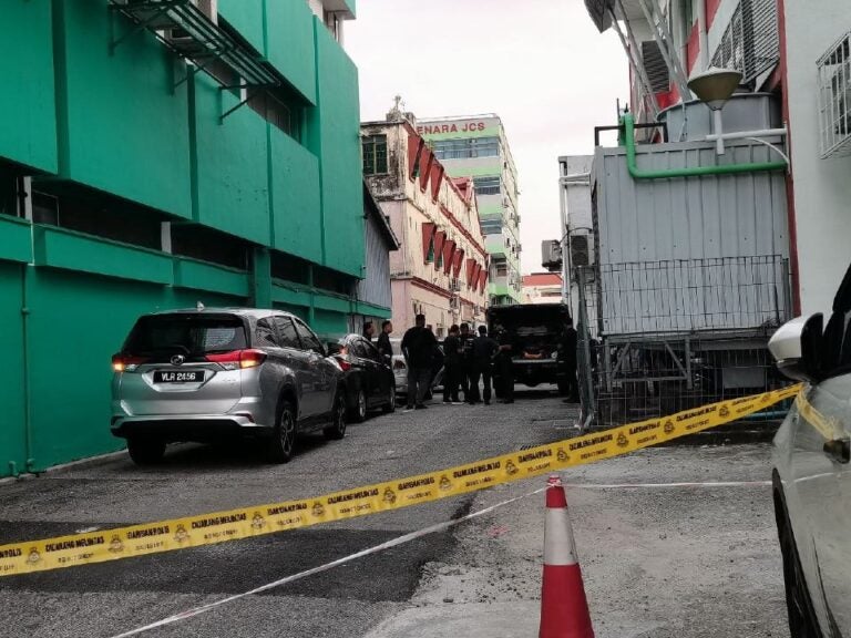 Mẹ chở con tr&ecirc;n xe nhưng qu&ecirc;n kh&ocirc;ng đưa đến nh&agrave; trẻ, 5 giờ chiều mới nhớ ra v&agrave; c&aacute;i kết muộn m&agrave;ng - Ảnh 1.