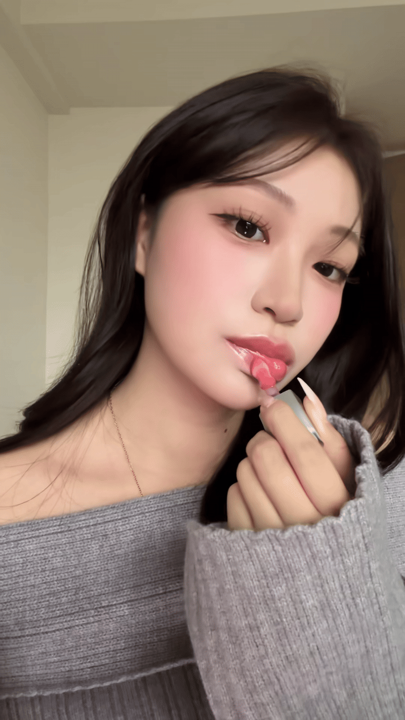 Thỏi son b&oacute;ng l&acirc;u tr&ocirc;i khiến MXH rần rần: M&agrave;u xinh, gi&aacute; chưa đến 150K v&agrave; si&ecirc;u nhiều ưu điểm để bạn th&iacute;ch - Ảnh 7.