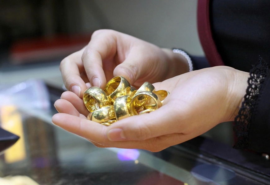 Gi&aacute; v&agrave;ng hơn 19 triệu/chỉ, một g&aacute;i xinh khoe 