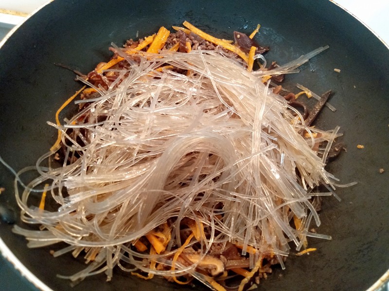 Món miến xào làm theo công thức này cực ngon, cả nhà ai cũng mê!- Ảnh 4. Món miến xào làm theo công thức này cực ngon, cả nhà ai cũng mê!- Ảnh 4.