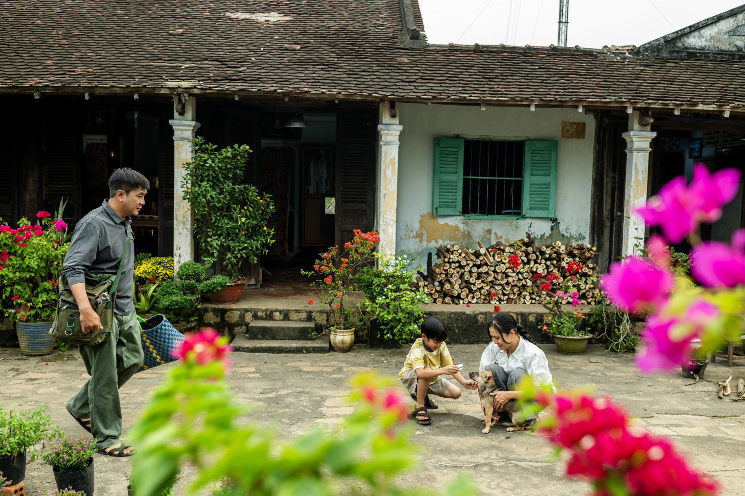 MV &ldquo;Việc lớn&rdquo;: Những nỗ lực của người lớn để con trẻ được 