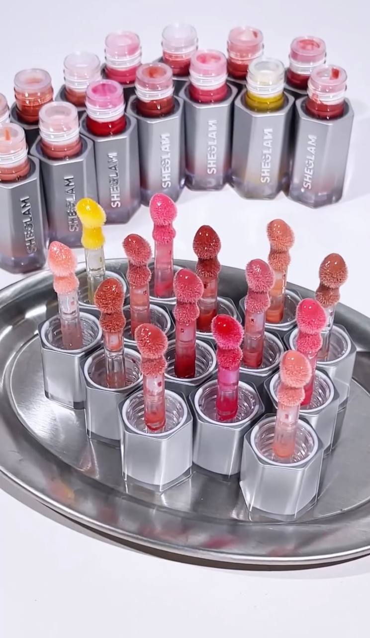 Thỏi son b&oacute;ng l&acirc;u tr&ocirc;i khiến MXH rần rần: M&agrave;u xinh, gi&aacute; chưa đến 150K v&agrave; si&ecirc;u nhiều ưu điểm để bạn th&iacute;ch - Ảnh 1.