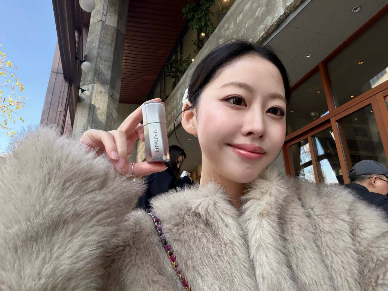 Thỏi son b&oacute;ng l&acirc;u tr&ocirc;i khiến MXH rần rần: M&agrave;u xinh, gi&aacute; chưa đến 150K v&agrave; si&ecirc;u nhiều ưu điểm để bạn th&iacute;ch - Ảnh 10.