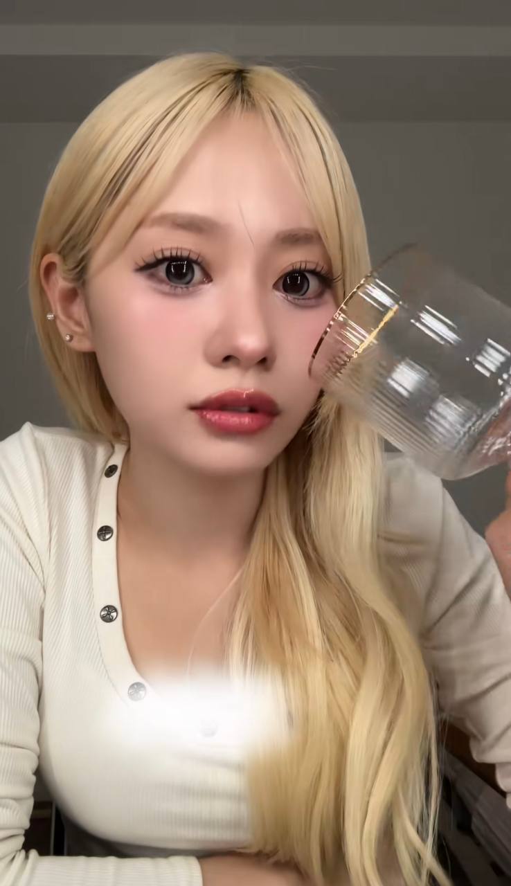 Thỏi son b&oacute;ng l&acirc;u tr&ocirc;i khiến MXH rần rần: M&agrave;u xinh, gi&aacute; chưa đến 150K v&agrave; si&ecirc;u nhiều ưu điểm để bạn th&iacute;ch - Ảnh 8.