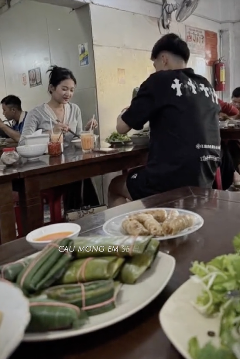 Thủ m&ocirc;n hotboy Trần Trung Ki&ecirc;n trượt tay đăng ảnh bạn g&aacute;i rồi vội xo&aacute;, c&ograve;n bị 