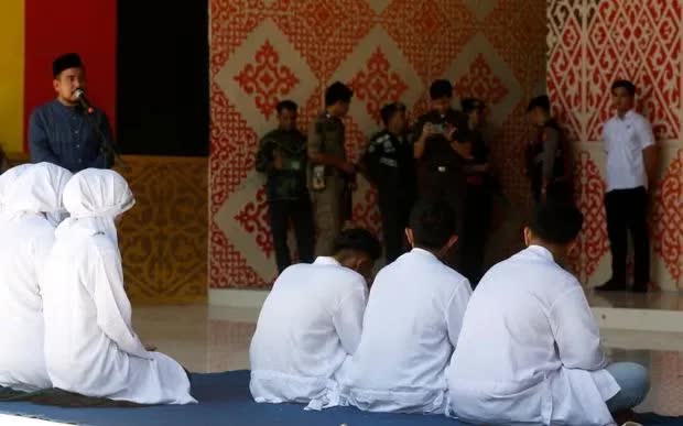 Những người d&acirc;n Aceh phải chịu h&igrave;nh phạt đ&aacute;nh roi c&ocirc;ng khai v&igrave; vi phạm luật Sharia tại Banda Aceh, Indonesia (Ảnh: EPA)