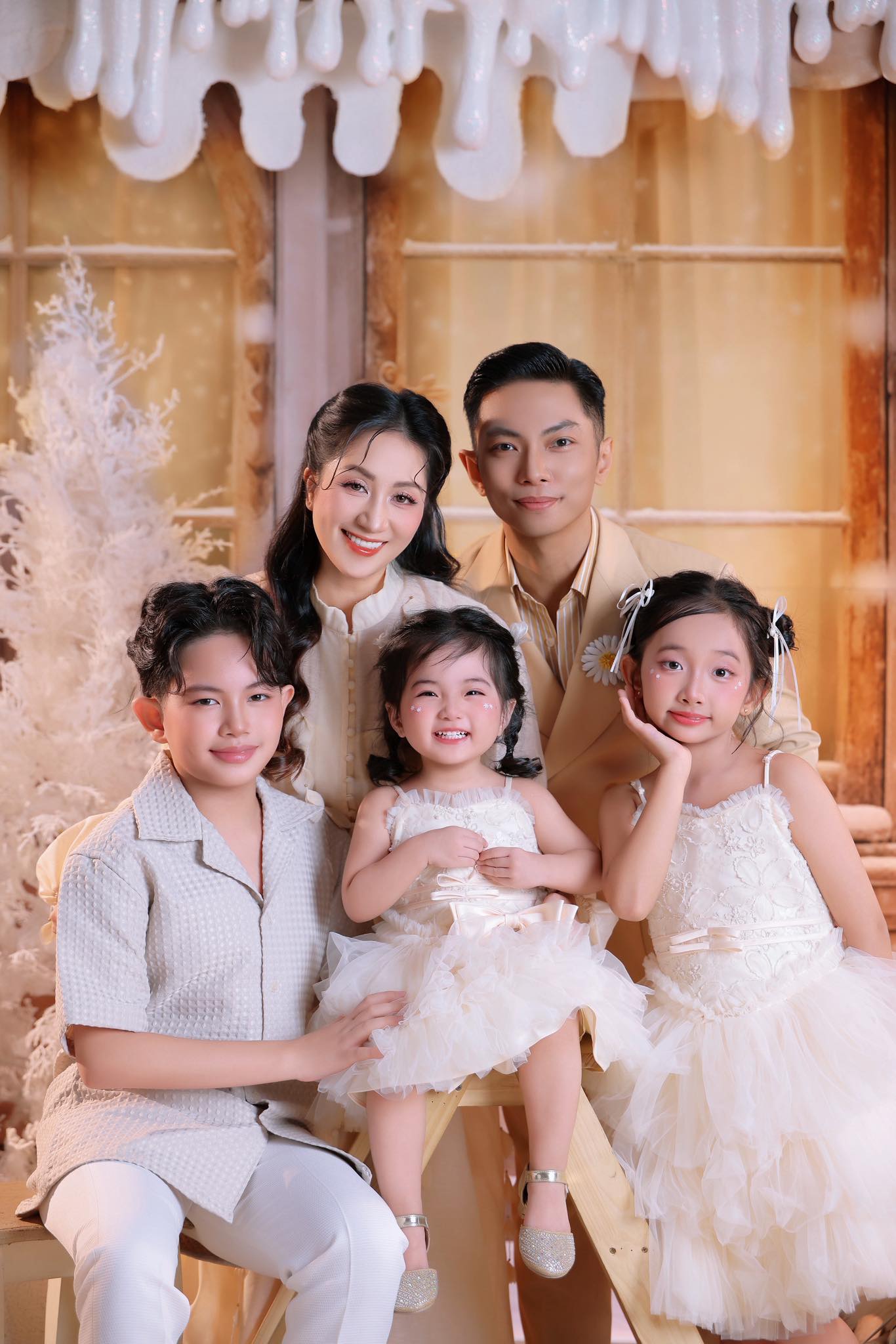 Cả nhà Khánh Thi - Phan Hiển rủ nhau chụp ảnh Tết, bé út Lisa gây sốt vì xinh như công chúa- Ảnh 7. Cả nhà Khánh Thi - Phan Hiển rủ nhau chụp ảnh Tết, bé út Lisa gây sốt vì xinh như công chúa- Ảnh 7.
