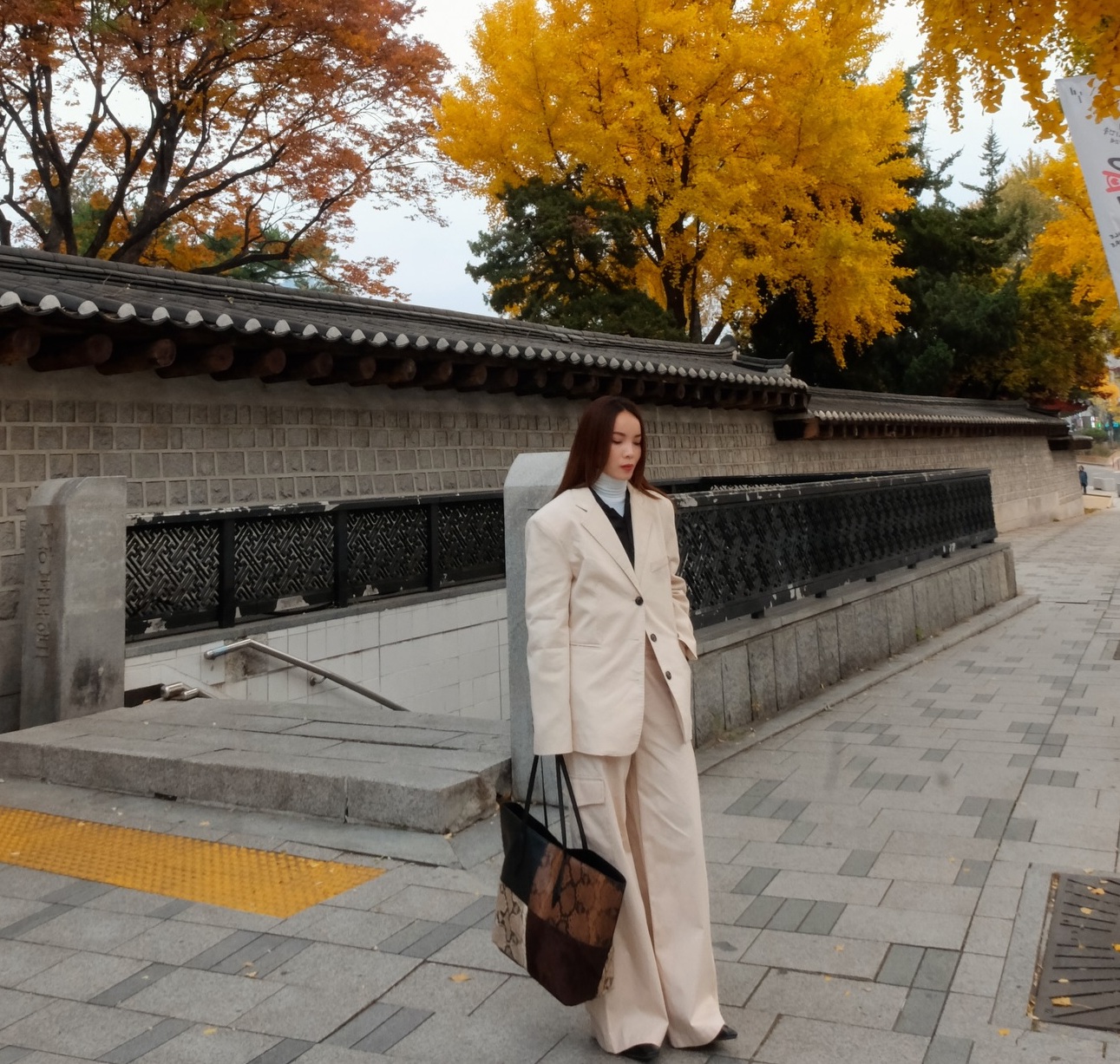 4 Mẫu áo khoác hack tuổi tuyệt vời cho phụ nữ ngòai 40 năm 2026 - Ảnh 8. 4 Mẫu áo khoác hack tuổi tuyệt vời cho phụ nữ ngòai 40 năm 2026 - Ảnh 8.