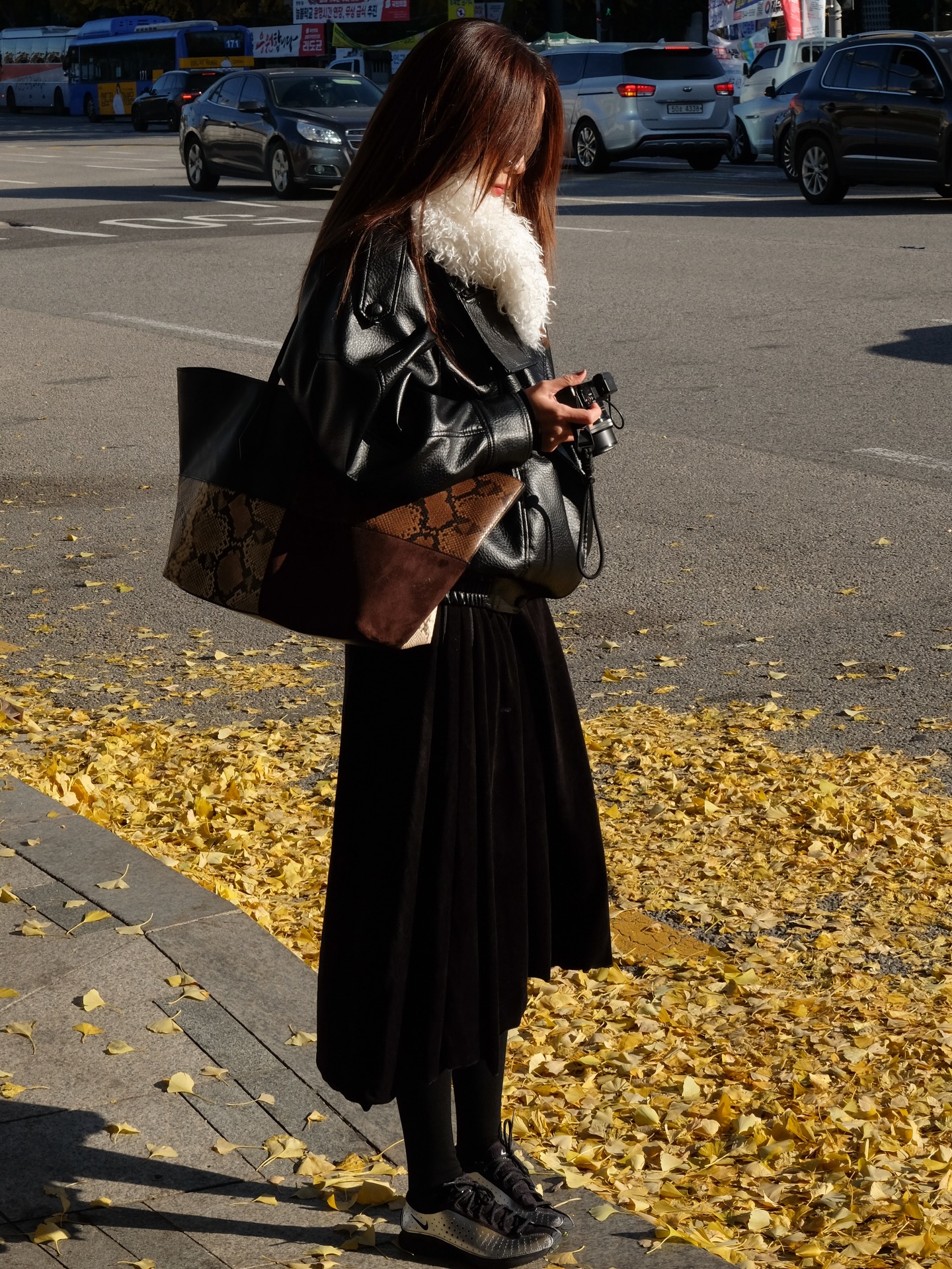 4 Mẫu áo khoác hack tuổi tuyệt vời cho phụ nữ ngòai 40 năm 2026 - Ảnh 4. 4 Mẫu áo khoác hack tuổi tuyệt vời cho phụ nữ ngòai 40 năm 2026 - Ảnh 4.