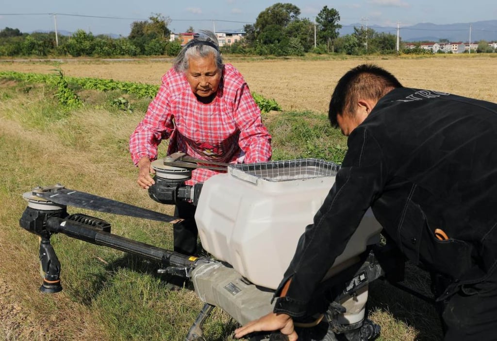 B&agrave; ngoại 82 tuổi g&acirc;y sốt mạng Trung Quốc với kỹ năng điều khiển drone n&ocirc;ng nghiệp v&agrave; b&aacute;n h&agrave;ng livestream - Ảnh 2.
