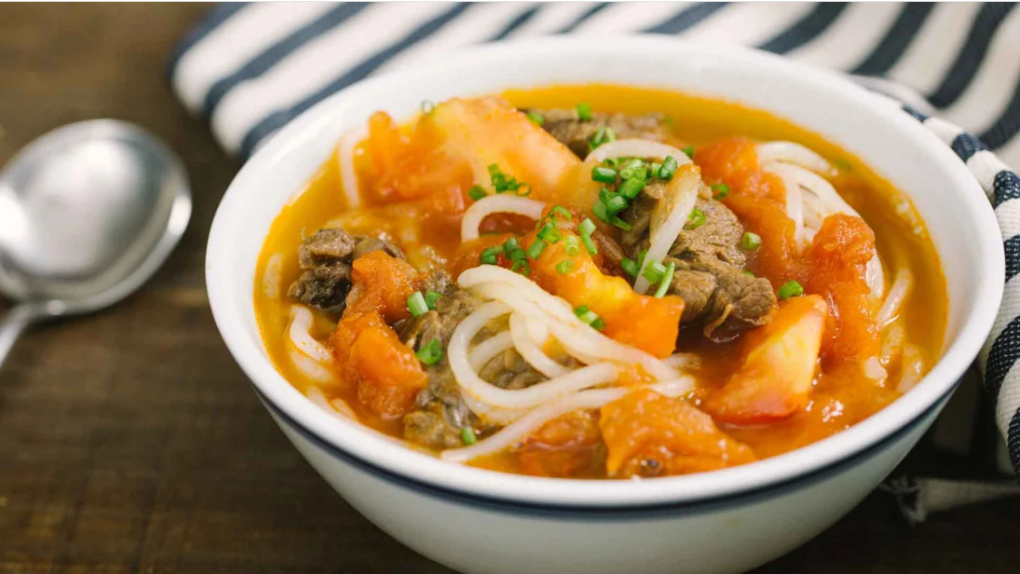 Mẹ t&ocirc;i thường nấu m&oacute;n b&uacute;n n&agrave;y: M&ugrave;i thơm lan tỏa, ngon đến nỗi cả nh&agrave; ăn sạch kh&ocirc;ng c&ograve;n một giọt nước d&ugrave;ng - Ảnh 1.