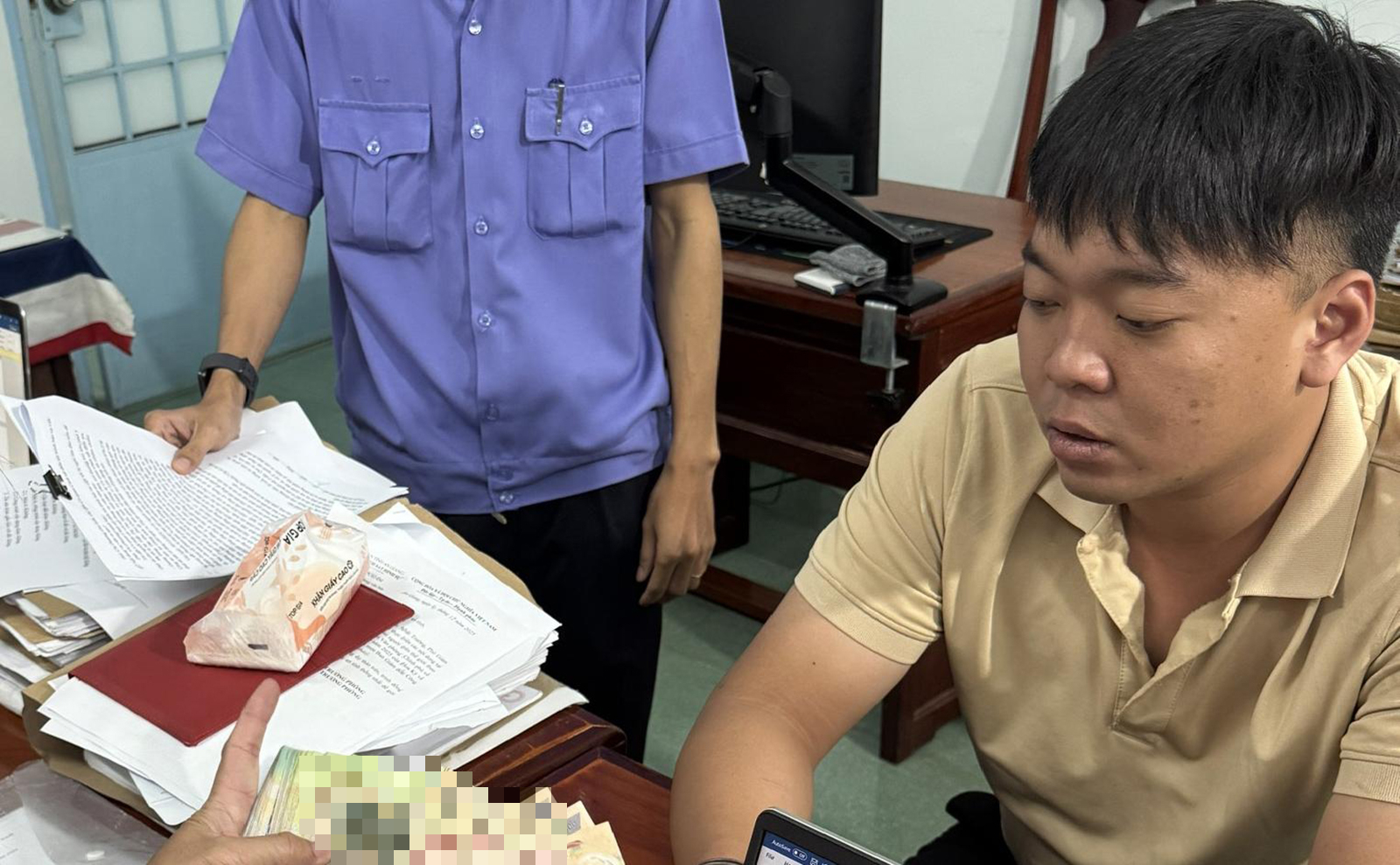 Bắt thư k&yacute; t&ograve;a &aacute;n An Giang lừa tiền &ldquo; chạy &aacute;n &rdquo; bị c&aacute;o g&acirc;y chấn động năm 2026 - Ảnh 1.