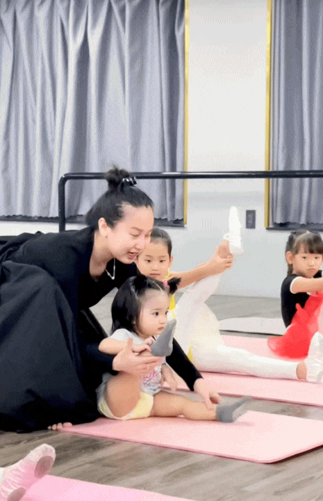 Cả nhà Khánh Thi - Phan Hiển rủ nhau chụp ảnh Tết, bé út Lisa gây sốt vì xinh như công chúa- Ảnh 11. Cả nhà Khánh Thi - Phan Hiển rủ nhau chụp ảnh Tết, bé út Lisa gây sốt vì xinh như công chúa- Ảnh 11.