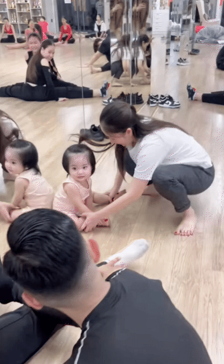 Cả nhà Khánh Thi - Phan Hiển rủ nhau chụp ảnh Tết, bé út Lisa gây sốt vì xinh như công chúa- Ảnh 12. Cả nhà Khánh Thi - Phan Hiển rủ nhau chụp ảnh Tết, bé út Lisa gây sốt vì xinh như công chúa- Ảnh 12.