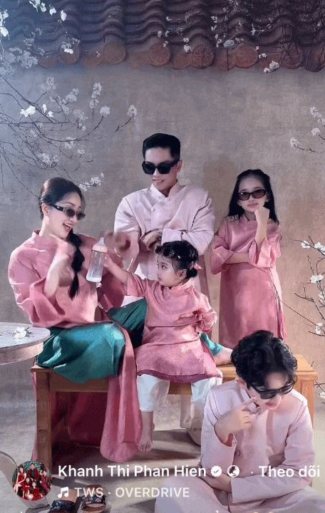 Cả nhà Khánh Thi - Phan Hiển rủ nhau chụp ảnh Tết, bé út Lisa gây sốt vì xinh như công chúa- Ảnh 2. Cả nhà Khánh Thi - Phan Hiển rủ nhau chụp ảnh Tết, bé út Lisa gây sốt vì xinh như công chúa- Ảnh 2.