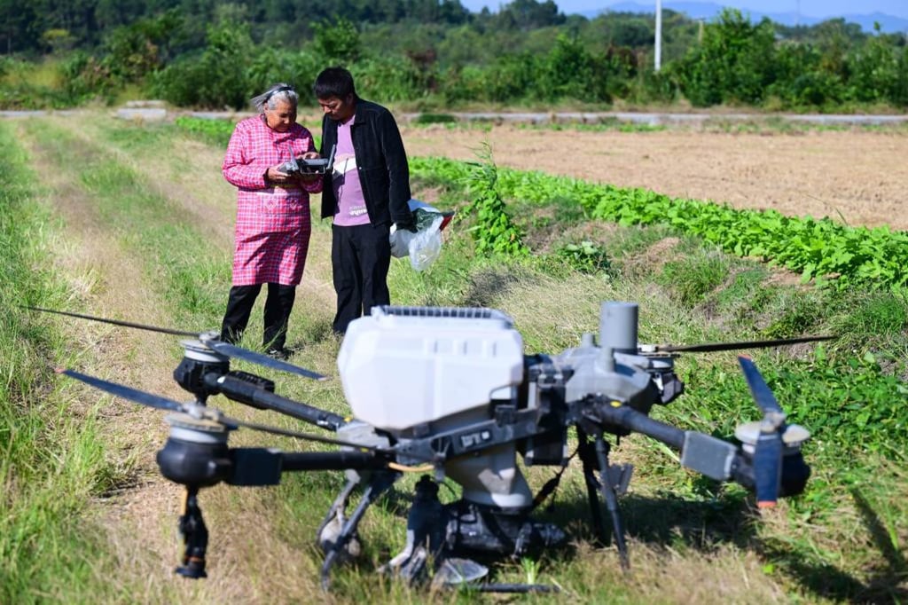 B&agrave; ngoại 82 tuổi g&acirc;y sốt mạng Trung Quốc với kỹ năng điều khiển drone n&ocirc;ng nghiệp v&agrave; b&aacute;n h&agrave;ng livestream - Ảnh 4.
