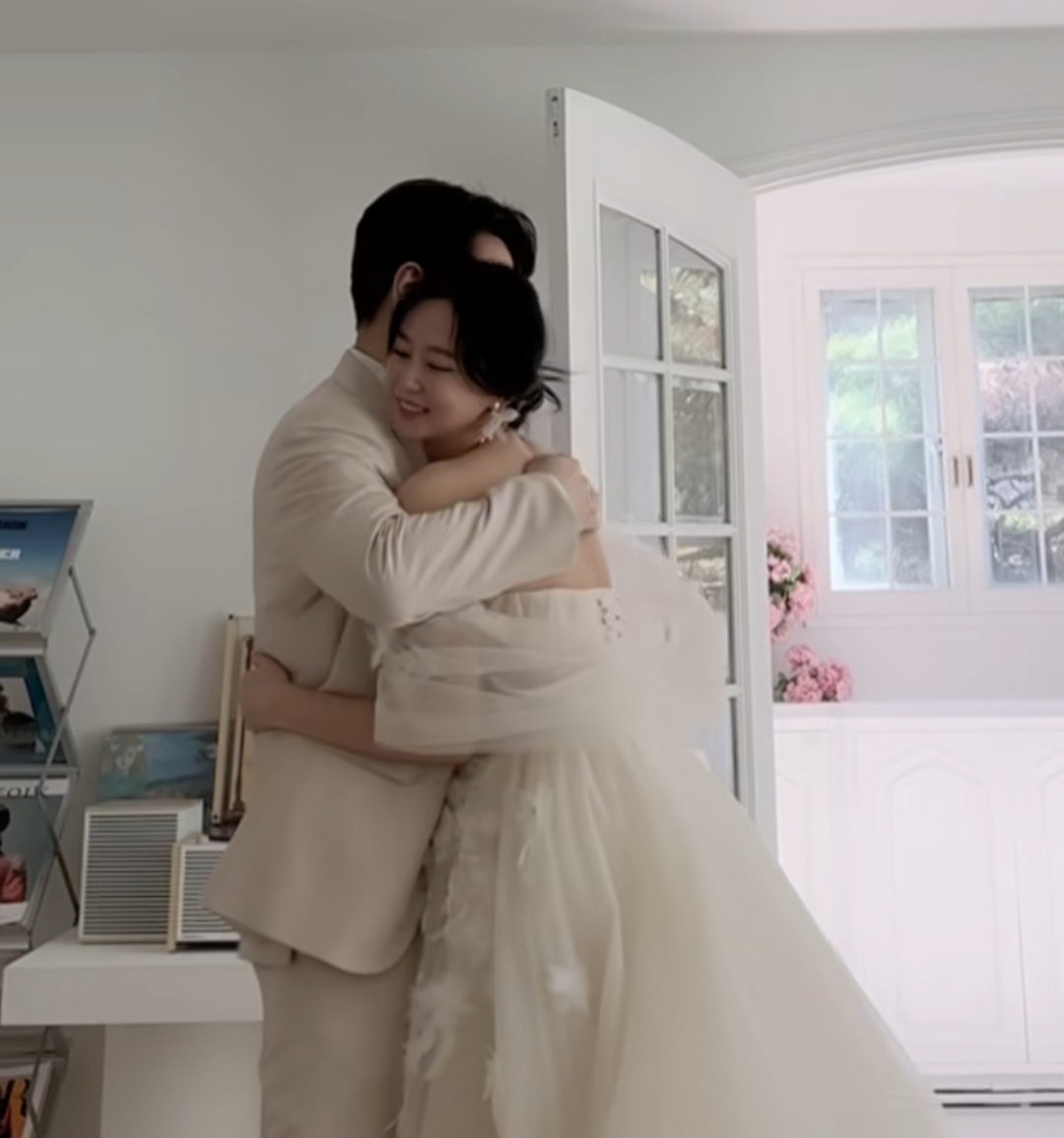 Hậu sảy thai, mỹ nhân phim giờ vàng ngồi xe lăn đau đớn toàn thân khi mang bầu tiếp, thốt lên một câu tuyệt vọng- Ảnh 3. Hậu sảy thai, mỹ nhân phim giờ vàng ngồi xe lăn đau đớn toàn thân khi mang bầu tiếp, thốt lên một câu tuyệt vọng- Ảnh 3.