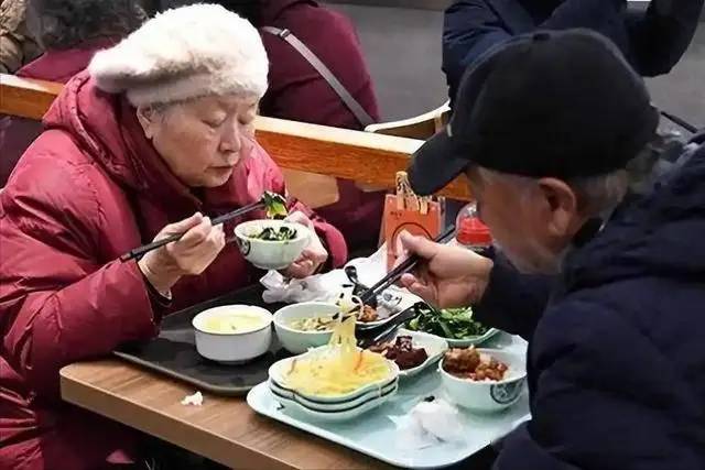 Trứng đứng thứ 5 trong số c&aacute;c loại thực phẩm gi&agrave;u protein ph&ugrave; hợp nhất cho người cao tuổi, đứng đầu 