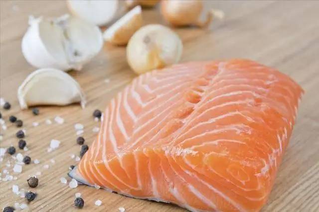 Trứng đứng thứ 5 trong số c&aacute;c loại thực phẩm gi&agrave;u protein ph&ugrave; hợp nhất cho người cao tuổi, đứng đầu 