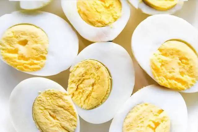 Trứng đứng thứ 5 trong số c&aacute;c loại thực phẩm gi&agrave;u protein ph&ugrave; hợp nhất cho người cao tuổi, đứng đầu 