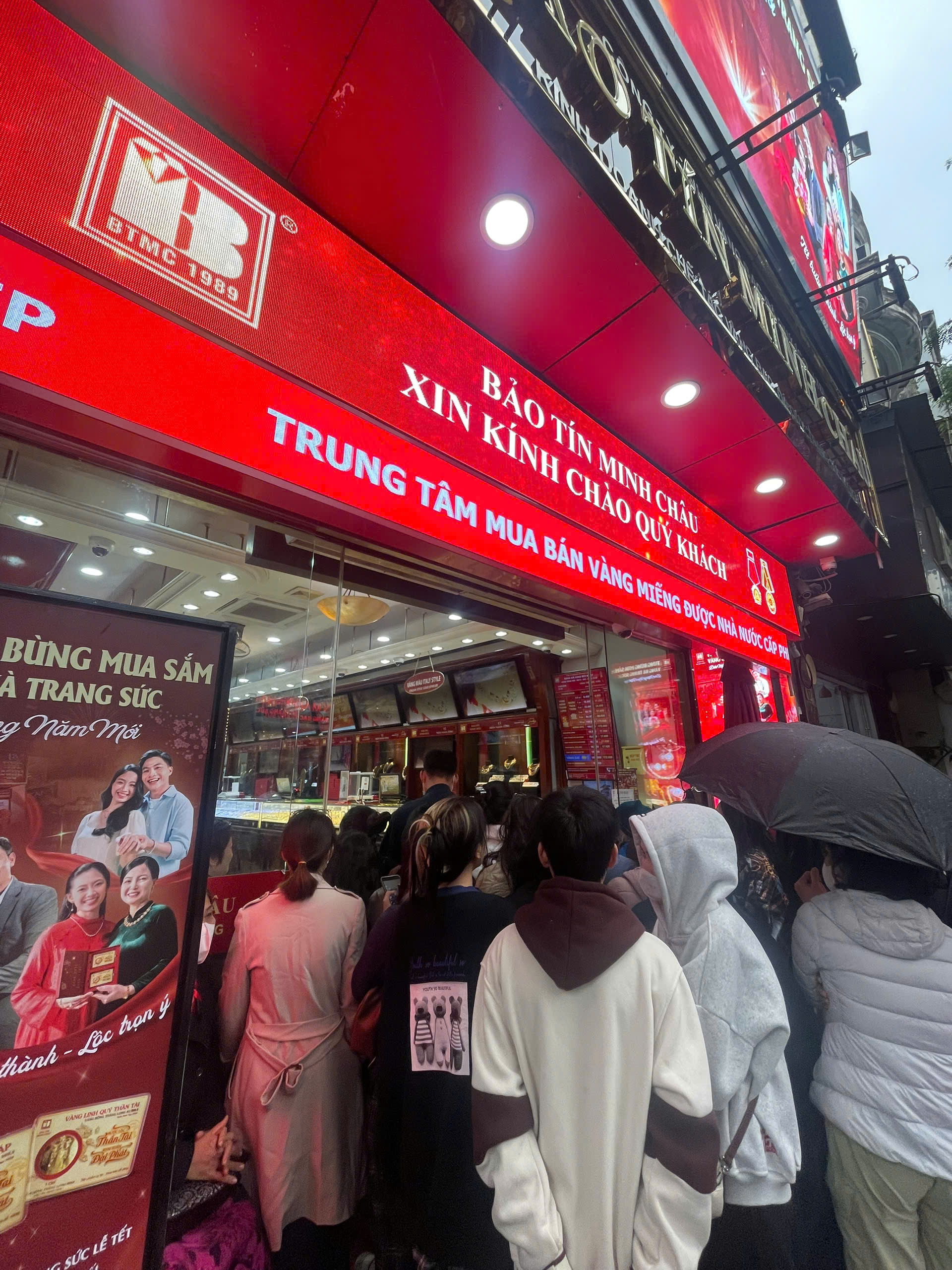 Bảo Tín Minh Châu cơ sở Trần Nhân Tông ngừng bán vàng: Dòng người vẫn dầm mưa chờ đợi- Ảnh 1. Bảo Tín Minh Châu cơ sở Trần Nhân Tông ngừng bán vàng: Dòng người vẫn dầm mưa chờ đợi- Ảnh 1.