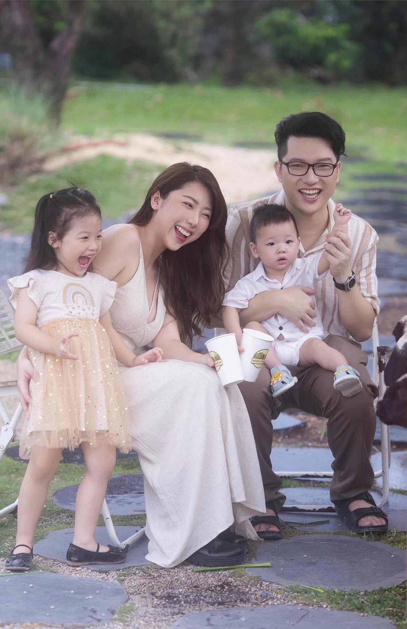 Huỳnh Mi em g&aacute;i Trấn Th&agrave;nh sống k&iacute;n tiếng v&agrave; hạnh ph&uacute;c b&ecirc;n chồng v&agrave; hai con - Ảnh 5.