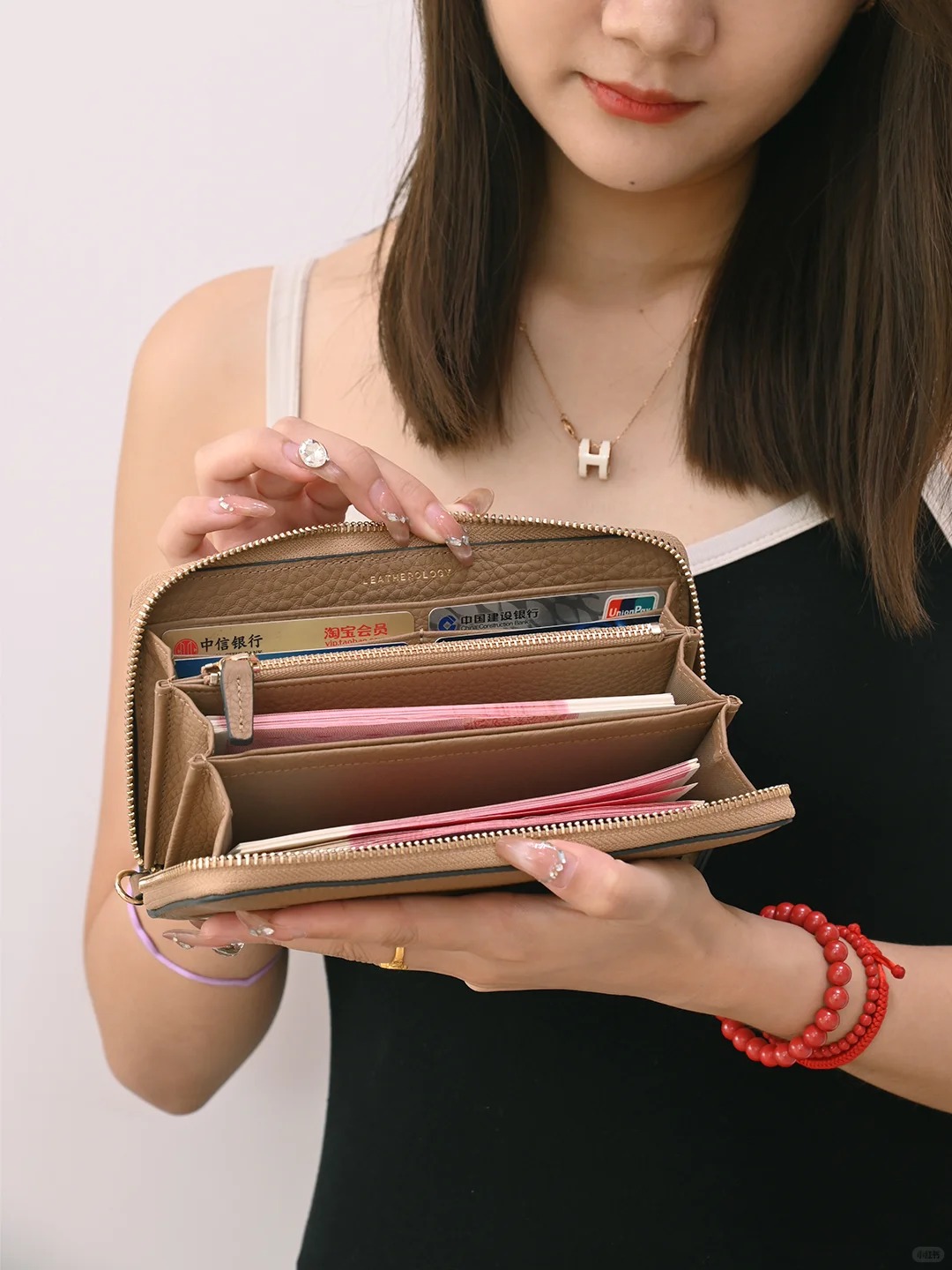 Phong thủy v&iacute; tiền 2026: M&agrave;u đỏ chưa chắc đ&atilde; tốt, đ&acirc;y mới l&agrave; m&agrave;u sắc gi&uacute;p 12 con gi&aacute;p 