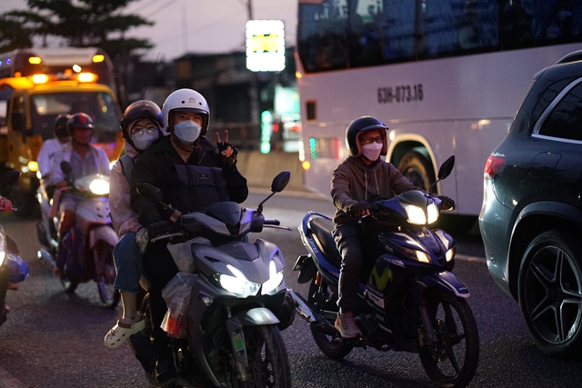 Cảnh tượng tr&ecirc;n c&aacute;c ngả đường H&agrave; Nội v&agrave; TP.HCM ng&agrave;y cuối kỳ nghỉ Tết Dương lịch- Ảnh 28.