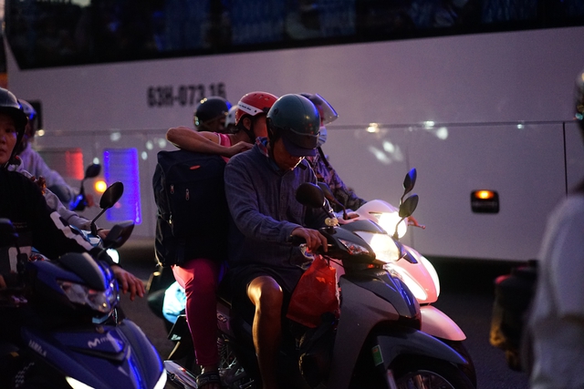 Cảnh tượng tr&ecirc;n c&aacute;c ngả đường H&agrave; Nội v&agrave; TP.HCM ng&agrave;y cuối kỳ nghỉ Tết Dương lịch- Ảnh 26.