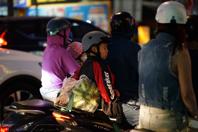 Cảnh tượng tr&ecirc;n c&aacute;c ngả đường H&agrave; Nội v&agrave; TP.HCM ng&agrave;y cuối kỳ nghỉ Tết Dương lịch- Ảnh 27.