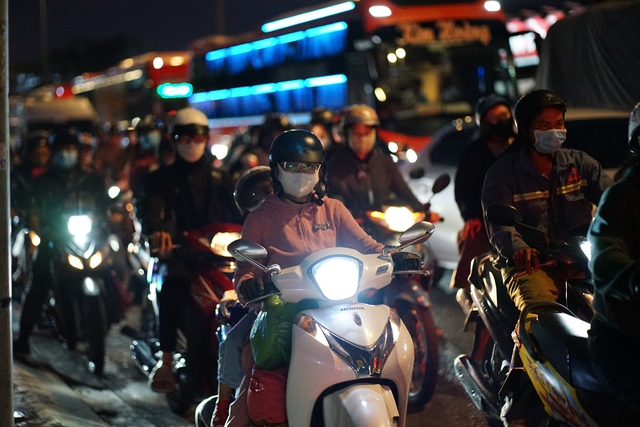 Cảnh tượng tr&ecirc;n c&aacute;c ngả đường H&agrave; Nội v&agrave; TP.HCM ng&agrave;y cuối kỳ nghỉ Tết Dương lịch- Ảnh 25.