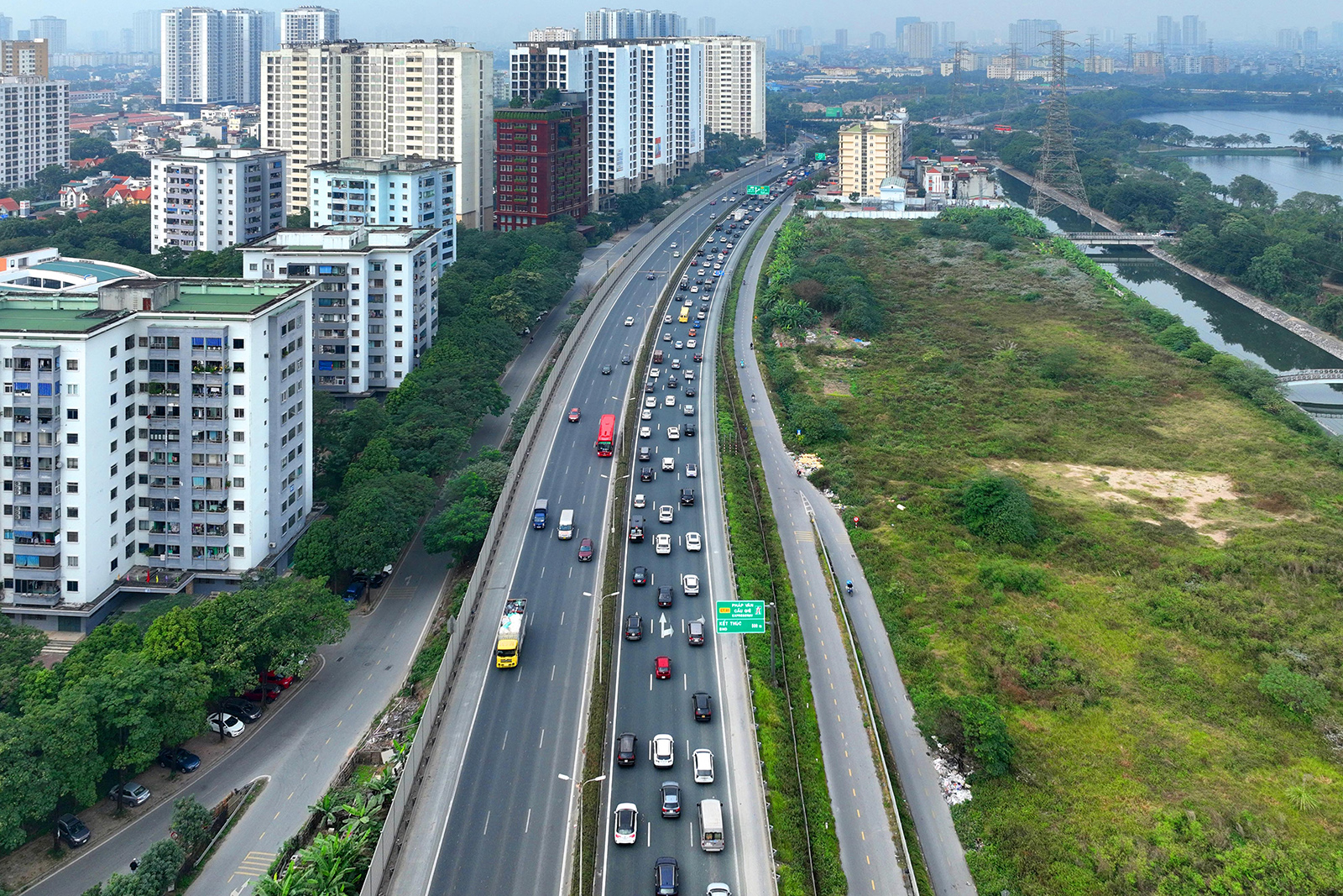 Cảnh tượng tr&ecirc;n c&aacute;c ngả đường H&agrave; Nội v&agrave; TP.HCM ng&agrave;y cuối kỳ nghỉ Tết Dương lịch- Ảnh 3.