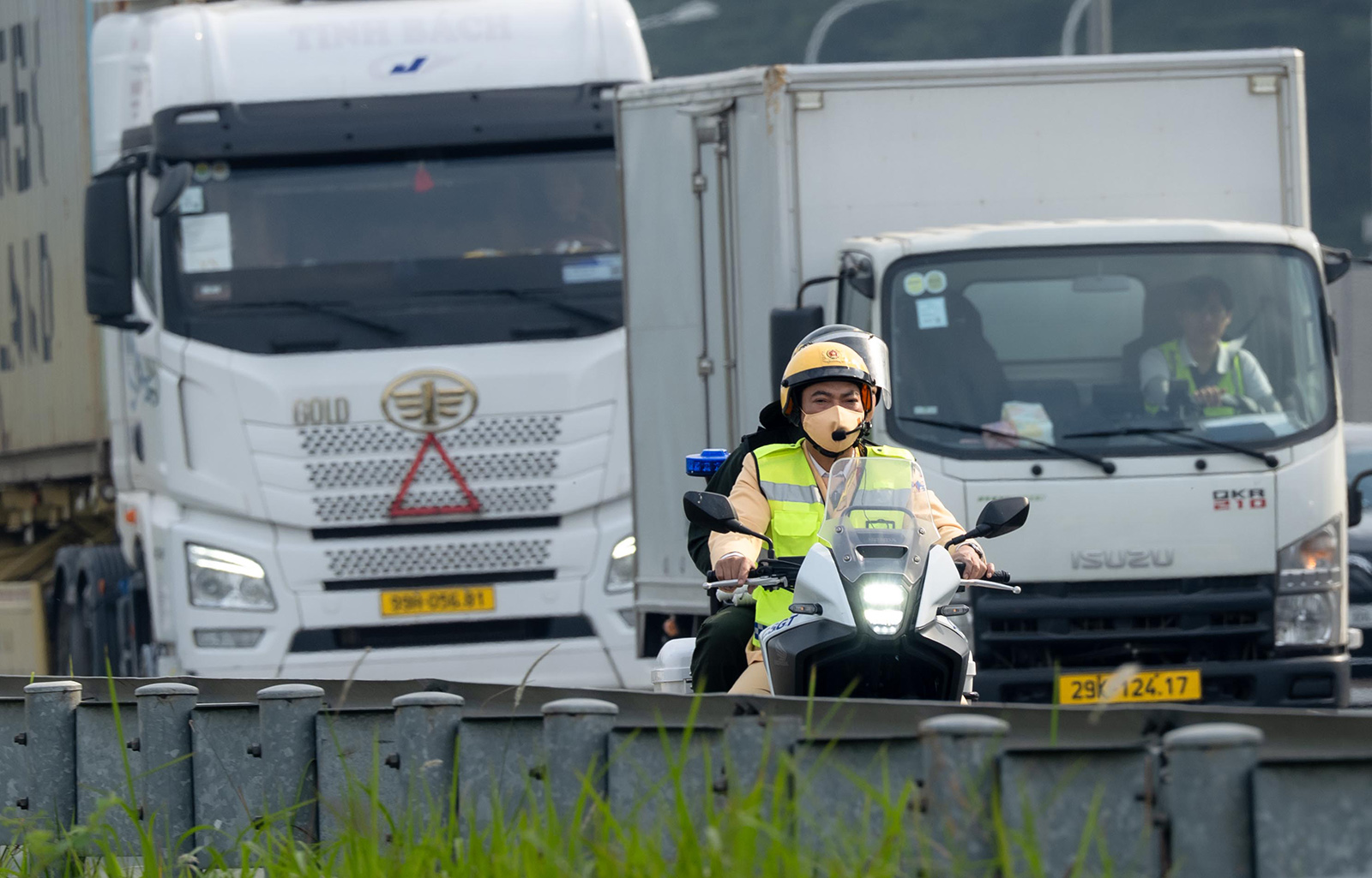 Cảnh tượng tr&ecirc;n c&aacute;c ngả đường H&agrave; Nội v&agrave; TP.HCM ng&agrave;y cuối kỳ nghỉ Tết Dương lịch- Ảnh 4.