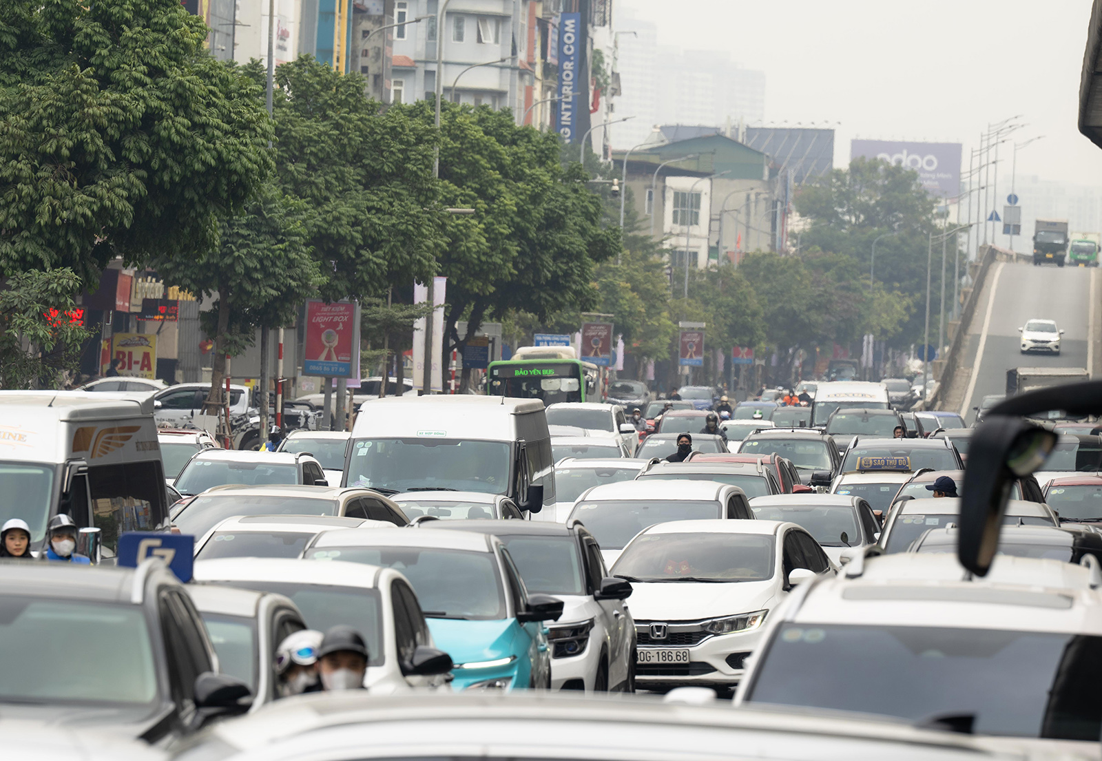 Cảnh tượng tr&ecirc;n c&aacute;c ngả đường H&agrave; Nội v&agrave; TP.HCM ng&agrave;y cuối kỳ nghỉ Tết Dương lịch- Ảnh 5.