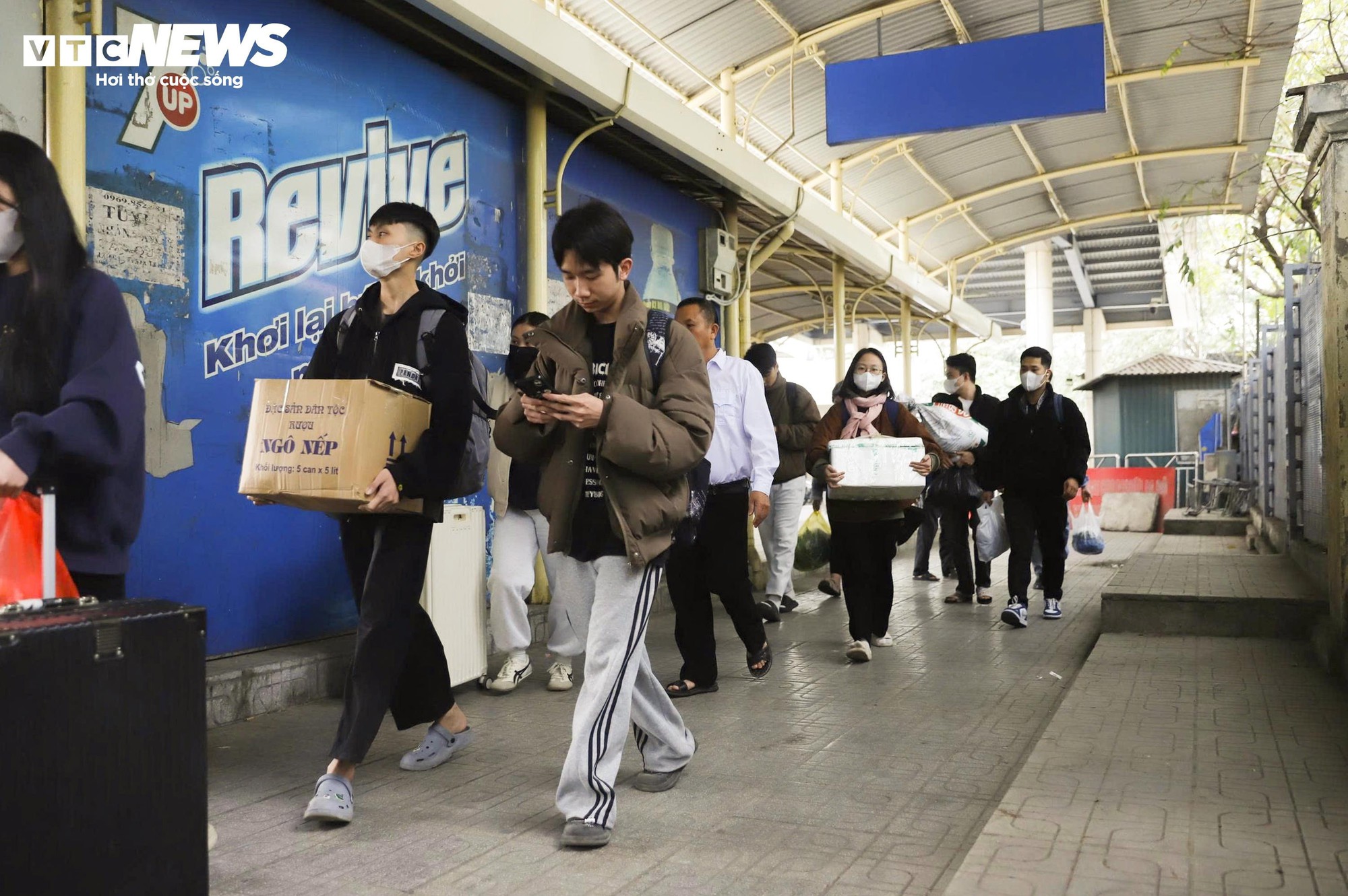 Ng&agrave;y cuối Tết Dương lịch, người d&acirc;n trở lại H&agrave; Nội với qu&agrave; qu&ecirc; lỉnh kỉnh - Ảnh 12.