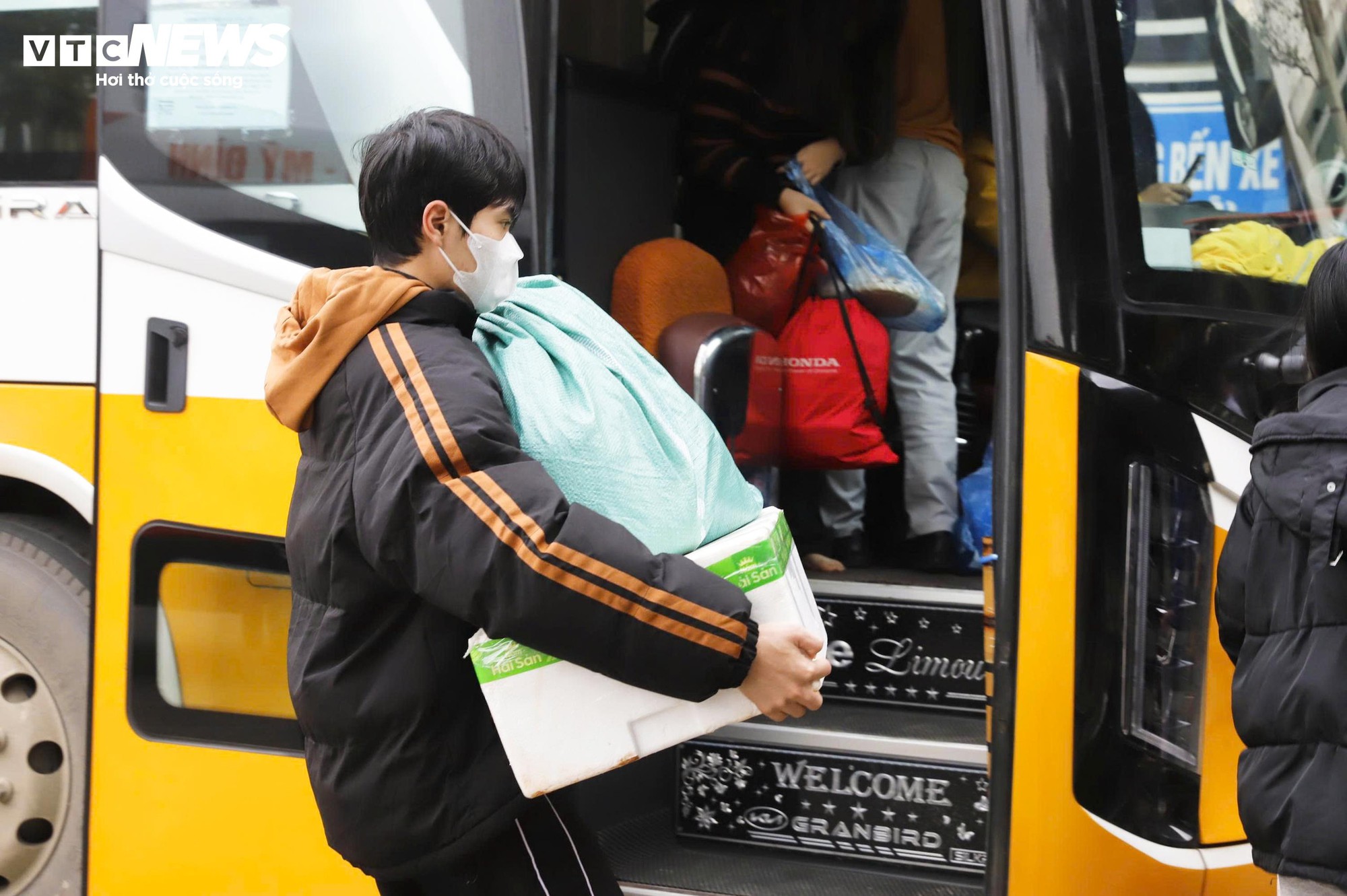 Ng&agrave;y cuối Tết Dương lịch, người d&acirc;n trở lại H&agrave; Nội với qu&agrave; qu&ecirc; lỉnh kỉnh - Ảnh 13.