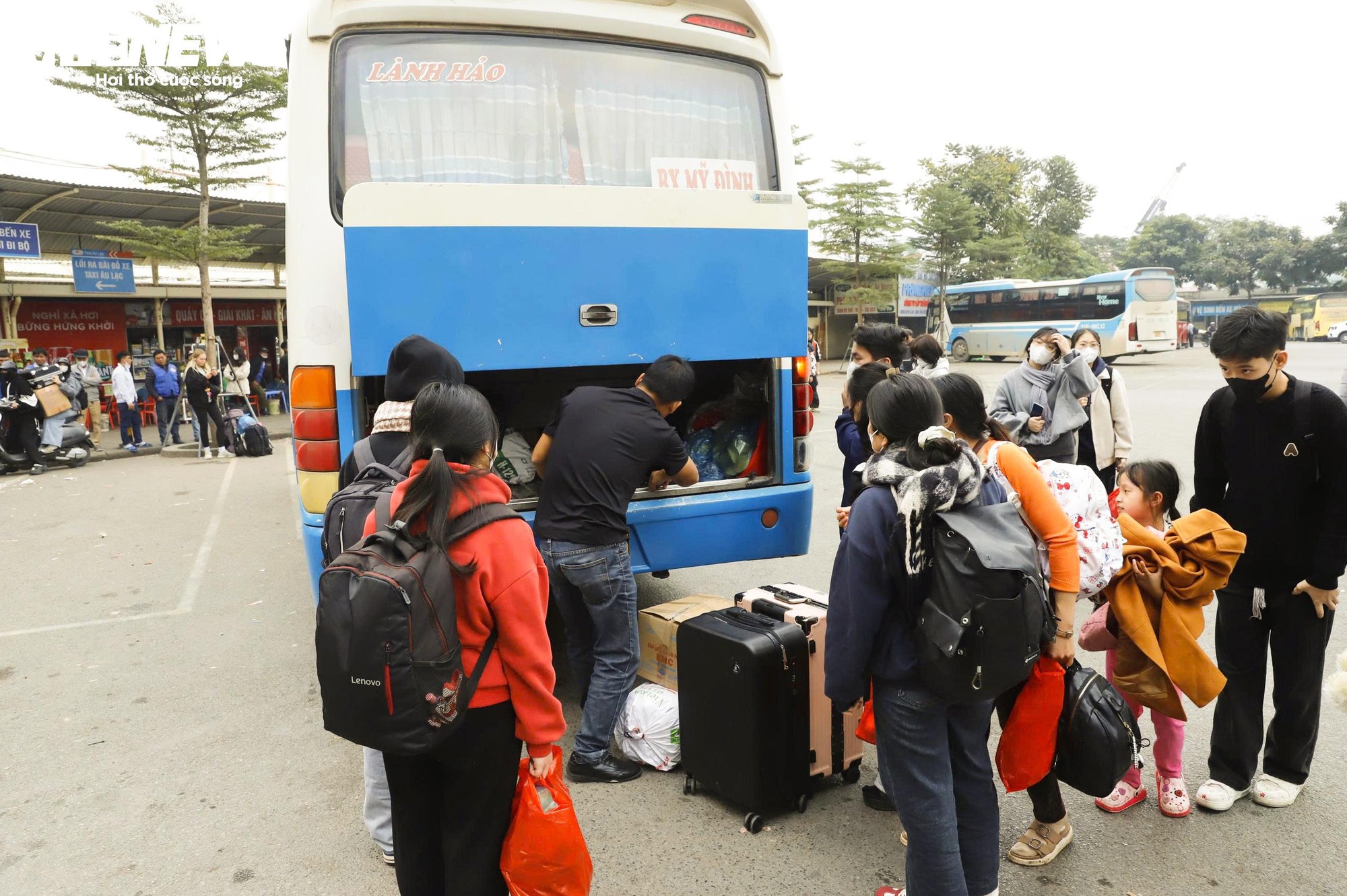 Ng&agrave;y cuối Tết Dương lịch, người d&acirc;n trở lại H&agrave; Nội với qu&agrave; qu&ecirc; lỉnh kỉnh - Ảnh 14.