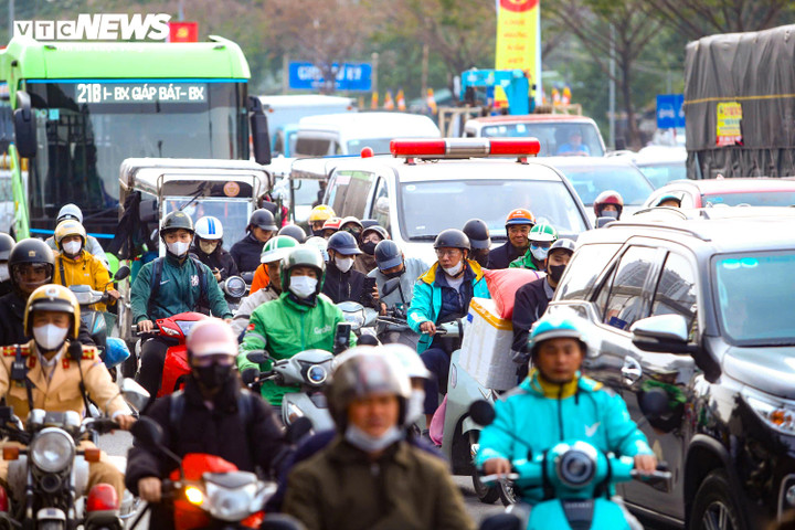 Ng&agrave;y cuối Tết Dương lịch, người d&acirc;n trở lại H&agrave; Nội với qu&agrave; qu&ecirc; lỉnh kỉnh - Ảnh 1.
