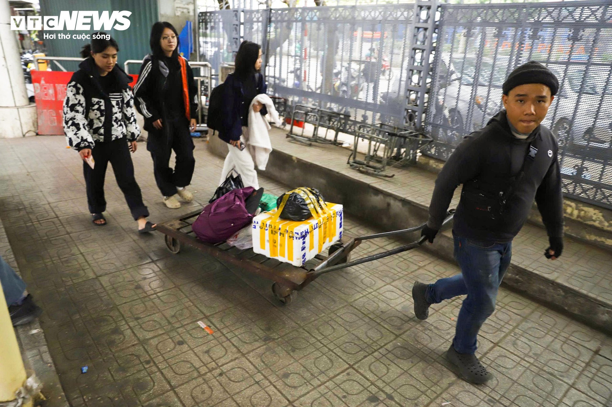 Ng&agrave;y cuối Tết Dương lịch, người d&acirc;n trở lại H&agrave; Nội với qu&agrave; qu&ecirc; lỉnh kỉnh - Ảnh 16.