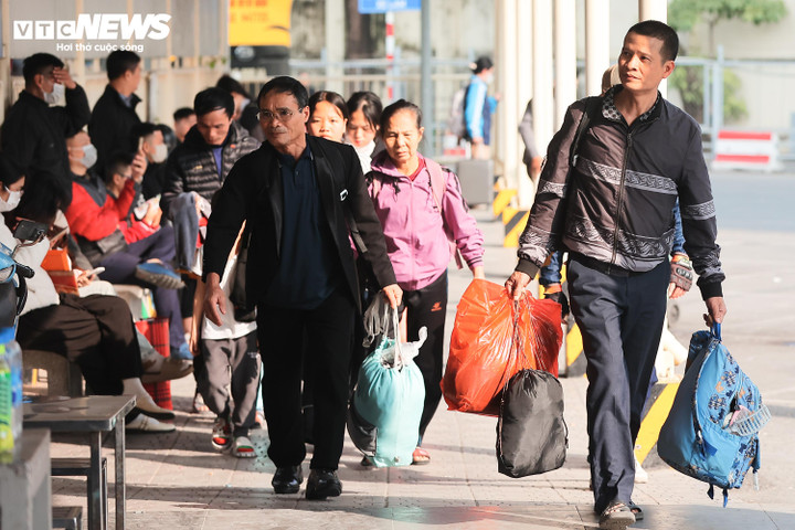 Ng&agrave;y cuối Tết Dương lịch, người d&acirc;n trở lại H&agrave; Nội với qu&agrave; qu&ecirc; lỉnh kỉnh - Ảnh 2.