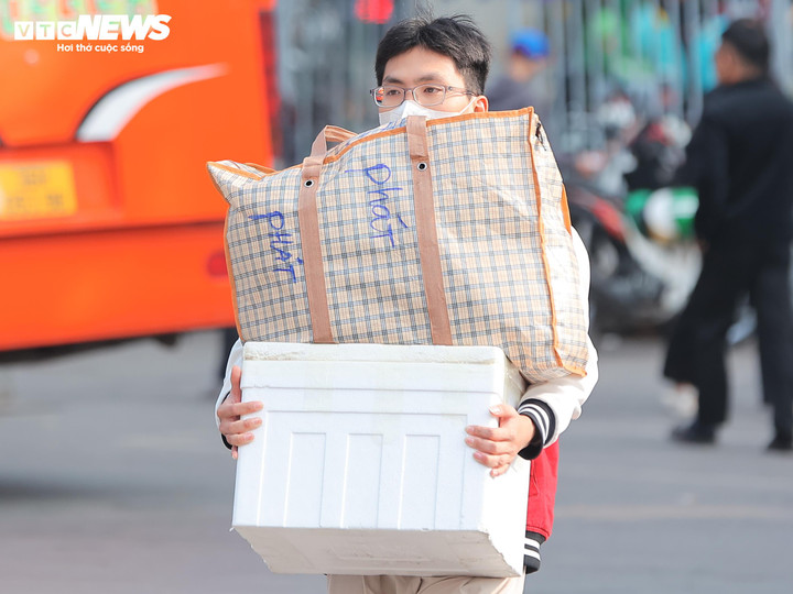 Ng&agrave;y cuối Tết Dương lịch, người d&acirc;n trở lại H&agrave; Nội với qu&agrave; qu&ecirc; lỉnh kỉnh - Ảnh 5.