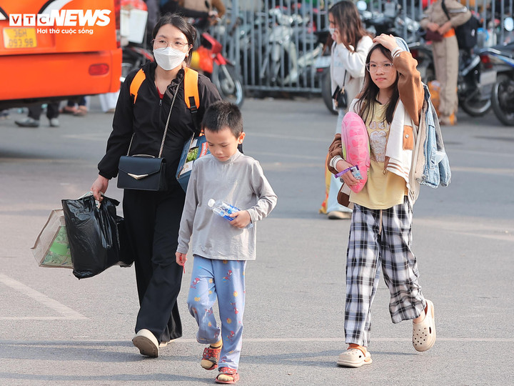 Ng&agrave;y cuối Tết Dương lịch, người d&acirc;n trở lại H&agrave; Nội với qu&agrave; qu&ecirc; lỉnh kỉnh - Ảnh 6.