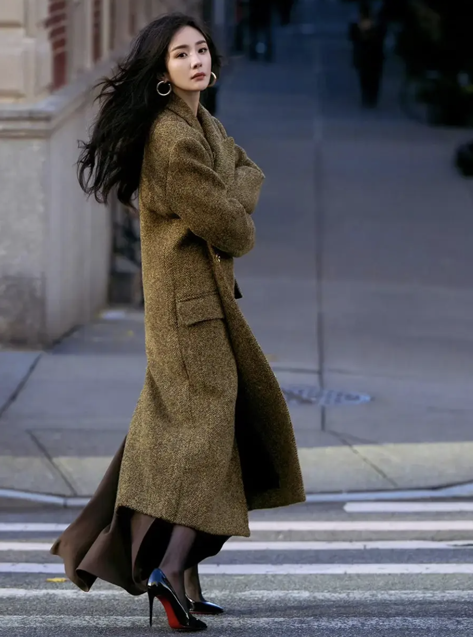 C&ocirc;ng thức d&agrave;i + d&agrave;i cho street style 2026: Sang trọng bất ngờ từ sự thỏai m&aacute;i - Ảnh 3.