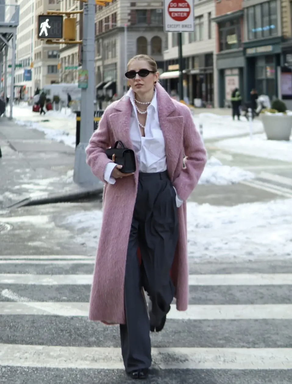 C&ocirc;ng thức d&agrave;i + d&agrave;i cho street style 2026: Sang trọng bất ngờ từ sự thỏai m&aacute;i - Ảnh 12.