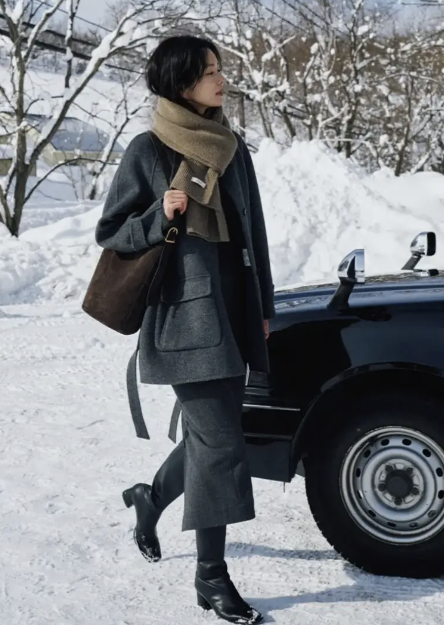 C&ocirc;ng thức d&agrave;i + d&agrave;i cho street style 2026: Sang trọng bất ngờ từ sự thỏai m&aacute;i - Ảnh 27.