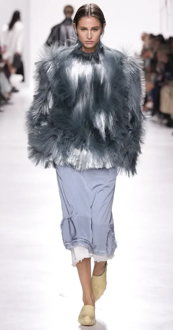 Diện đồ m&ugrave;a đ&ocirc;ng kh&ocirc;ng bị nuốt d&aacute;ng với phong c&aacute;ch Tam gi&aacute;c ngược sang trọng - Ảnh 5.