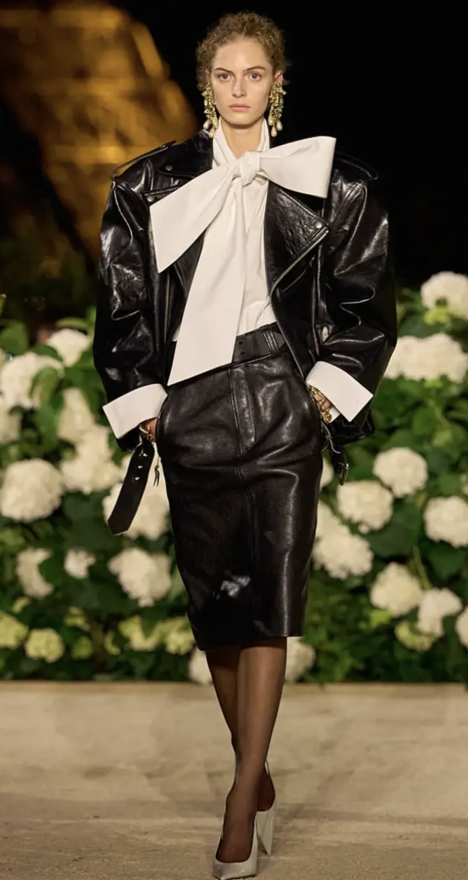 Diện đồ m&ugrave;a đ&ocirc;ng kh&ocirc;ng bị nuốt d&aacute;ng với phong c&aacute;ch Tam gi&aacute;c ngược sang trọng - Ảnh 4.