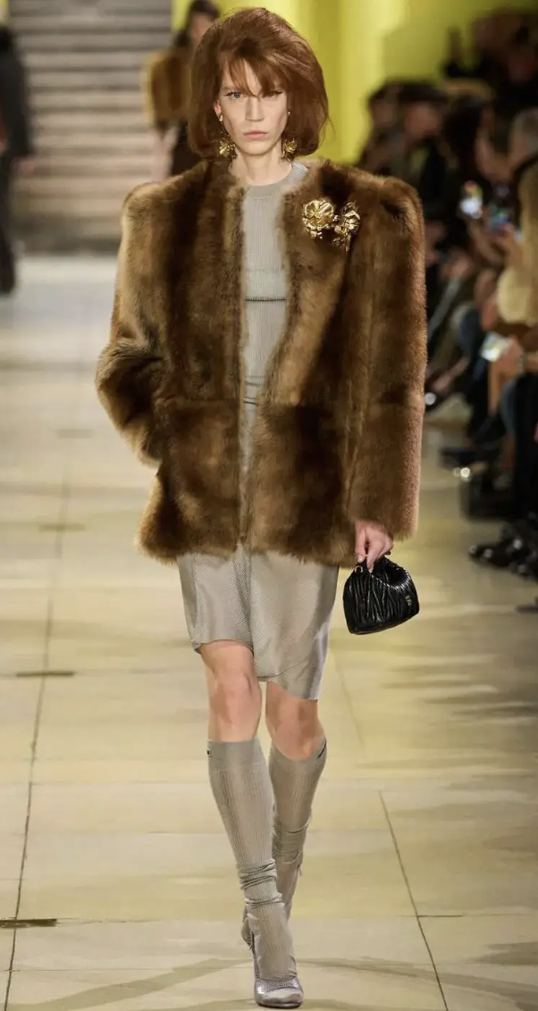 Diện đồ m&ugrave;a đ&ocirc;ng kh&ocirc;ng bị nuốt d&aacute;ng với phong c&aacute;ch Tam gi&aacute;c ngược sang trọng - Ảnh 3.